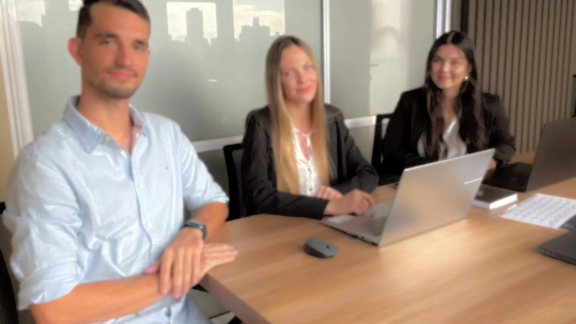El equipo de Gargol trabajando en encuestas de mercado y opinión pública